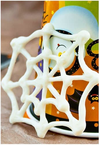 Easy Halloween Spider Web Cupcakes