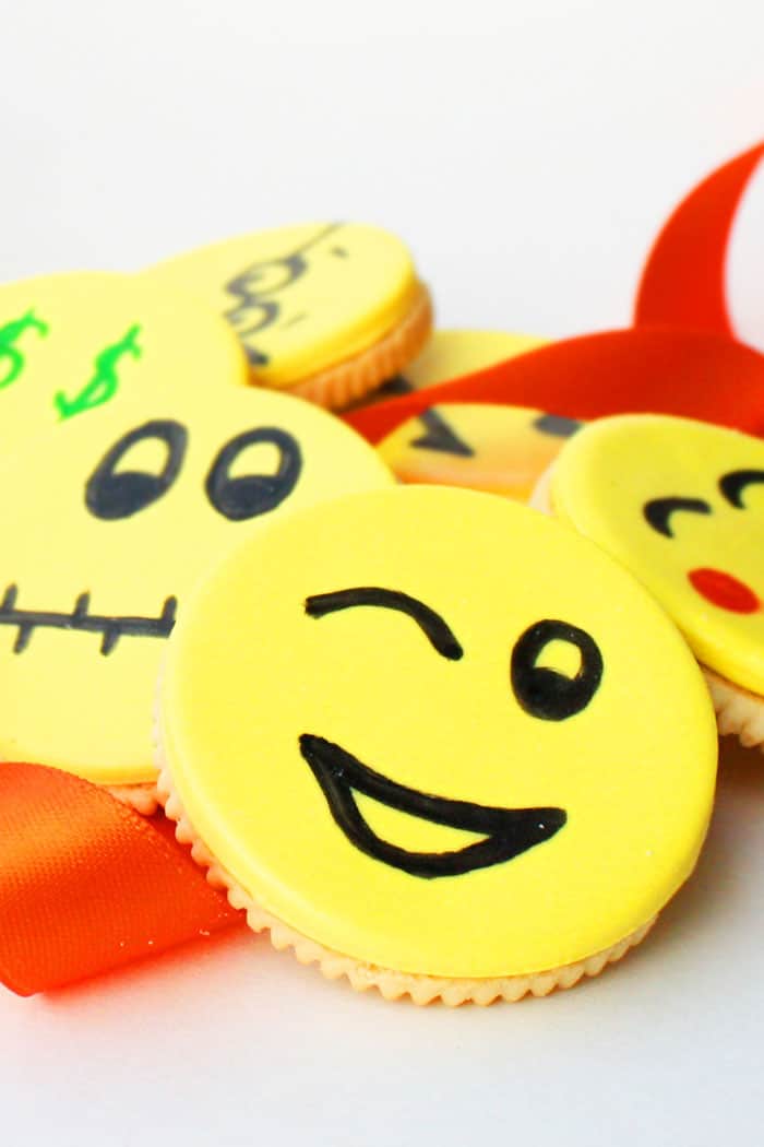 Emoji Cookies (Emoji Oreos)