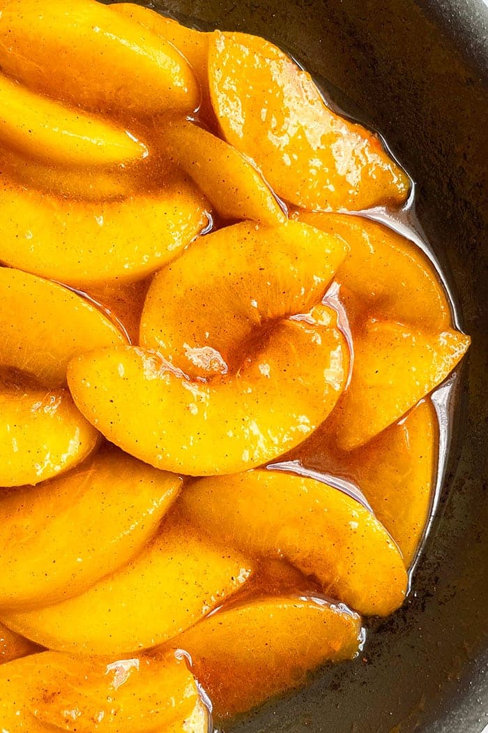 Caramelized Baked Peaches (With Cinnamon and Brown Sugar)