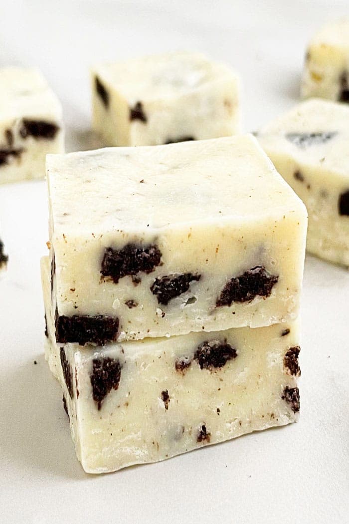 Oreo Fudge (Cookies and Cream Fudge)