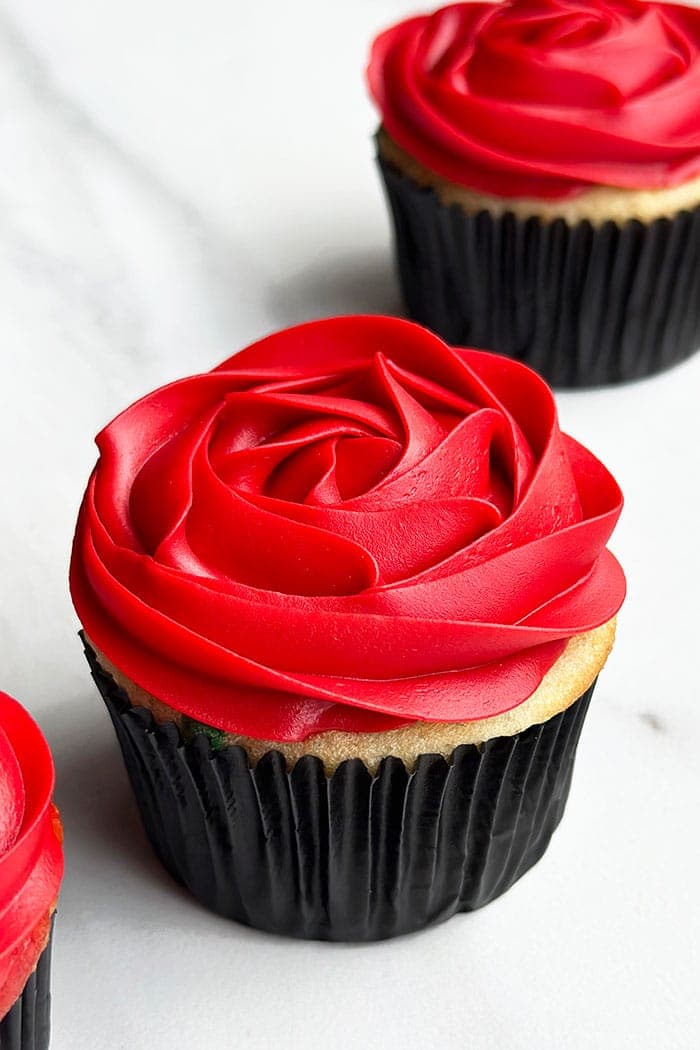 Red Rose Cupcakes (How to Pipe)