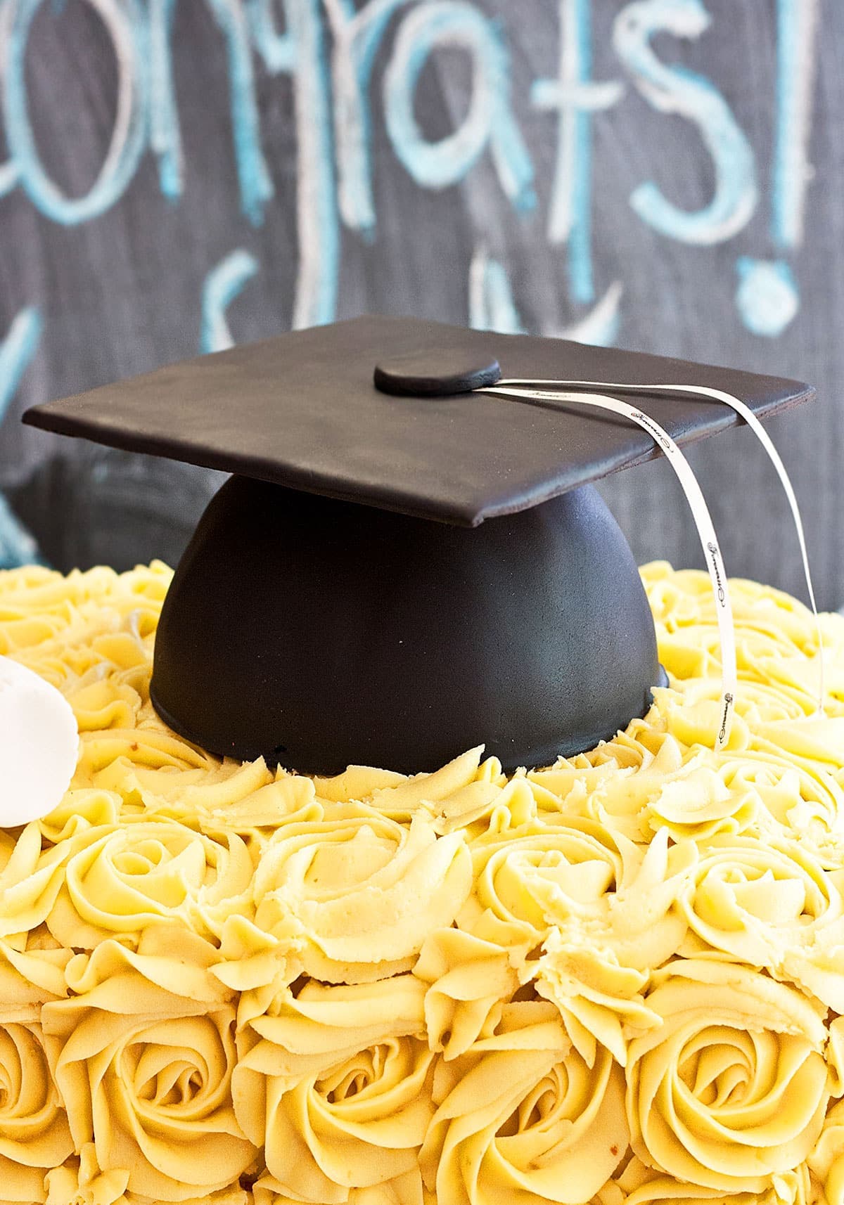 Easy Graduation Cake (Cap and Diploma)
