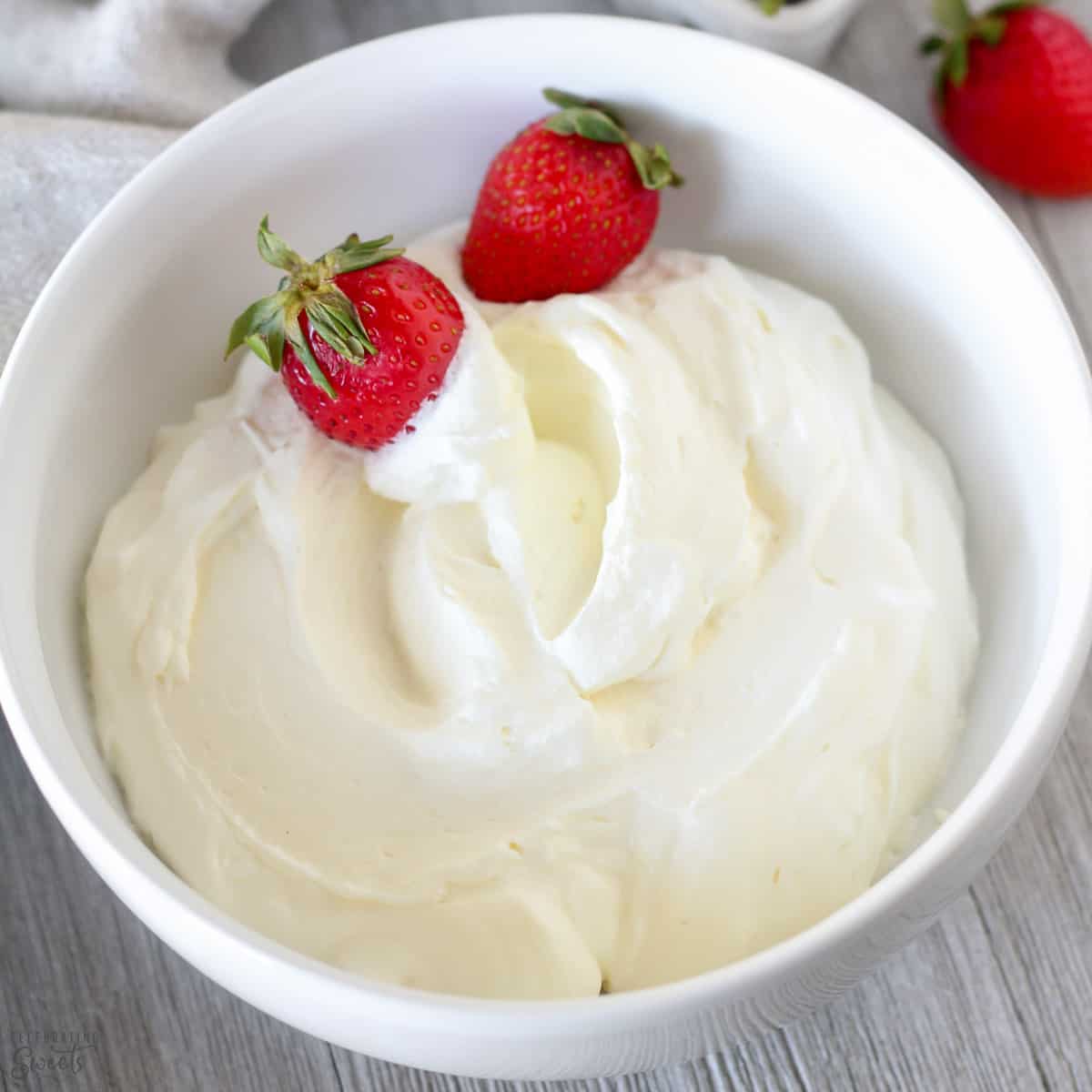 Easy Homemade Whipped Cream (10 flavors)