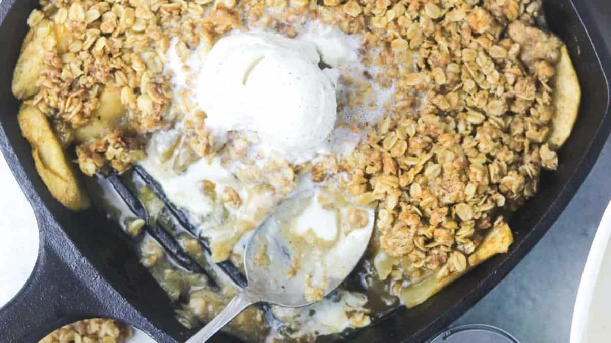 Old Fashioned Skillet Apple Crisp