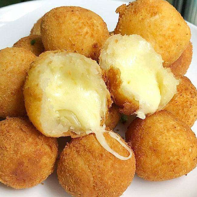 Bolinho de Batata com Queijo Frito