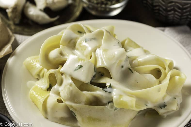 Homemade Creamy Alfredo Sauce (Better Than Restaurant)