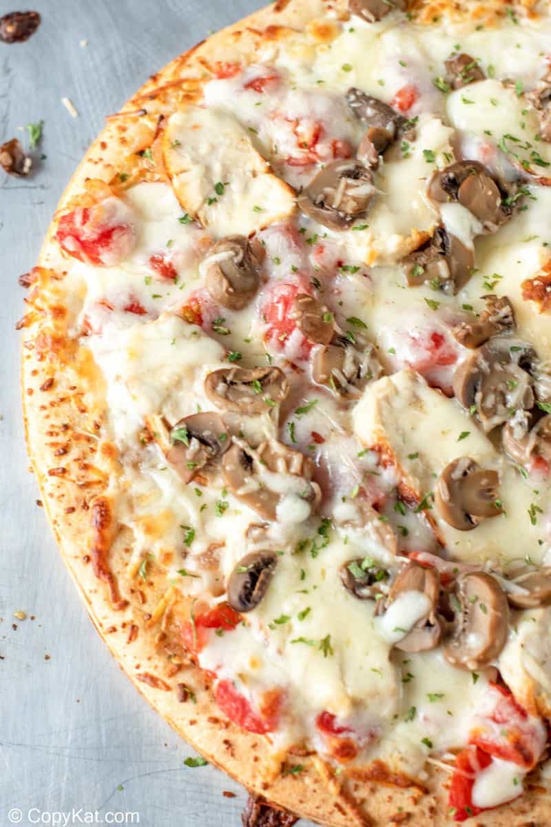 Copycat Olive Garden Chicken Formaggio Pizza