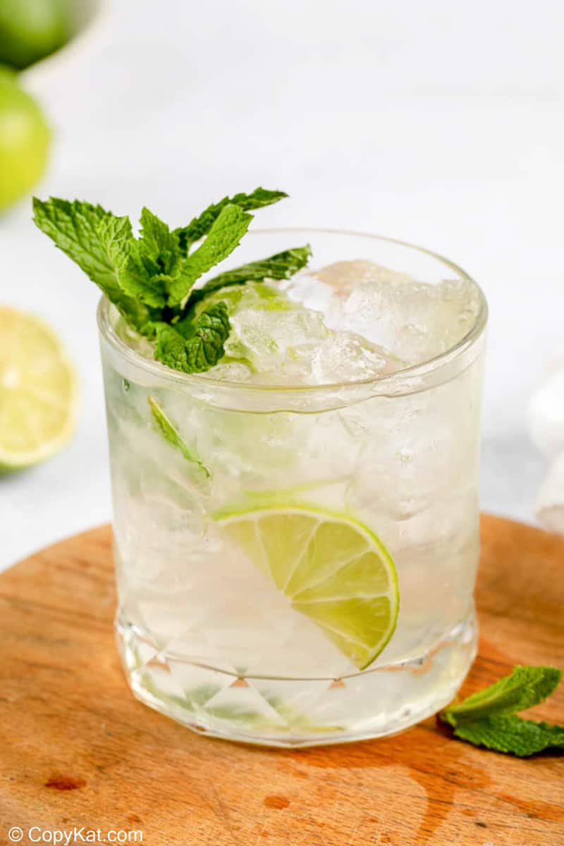 Classic Cuban Mojito - Fresh Mint & Lime Cocktail