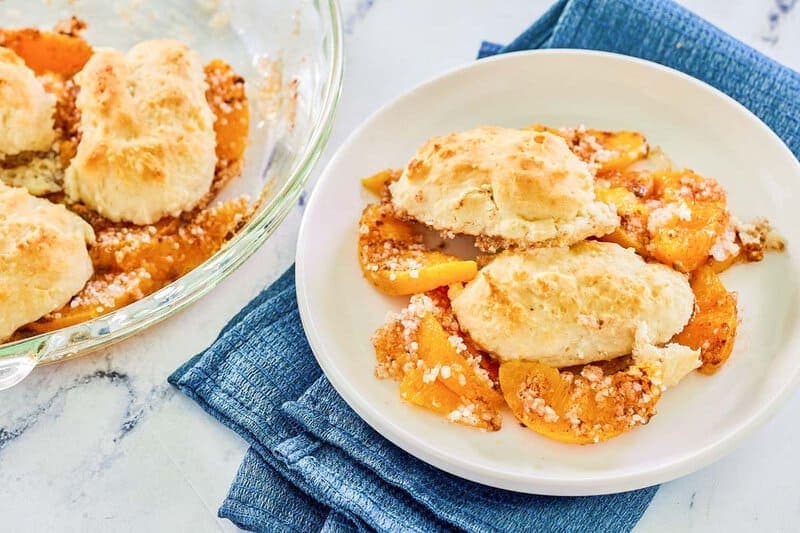 Easy Bisquick Peach Cobbler Recipe (Quick)