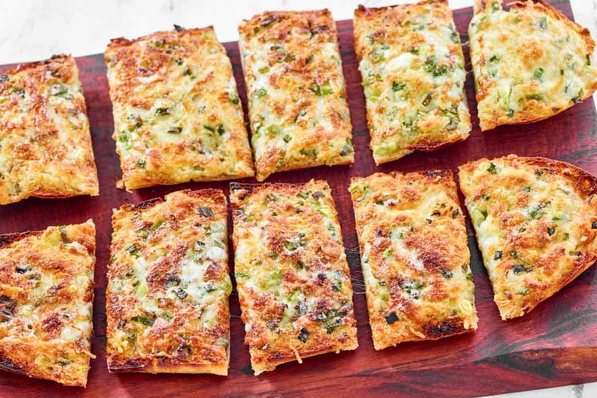 Black Angus Cheesy Garlic Bread