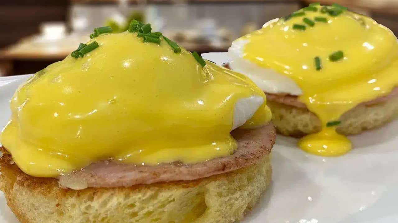 Eggs Benedict Recipe with a 3 minute Hollandaise Sauce!