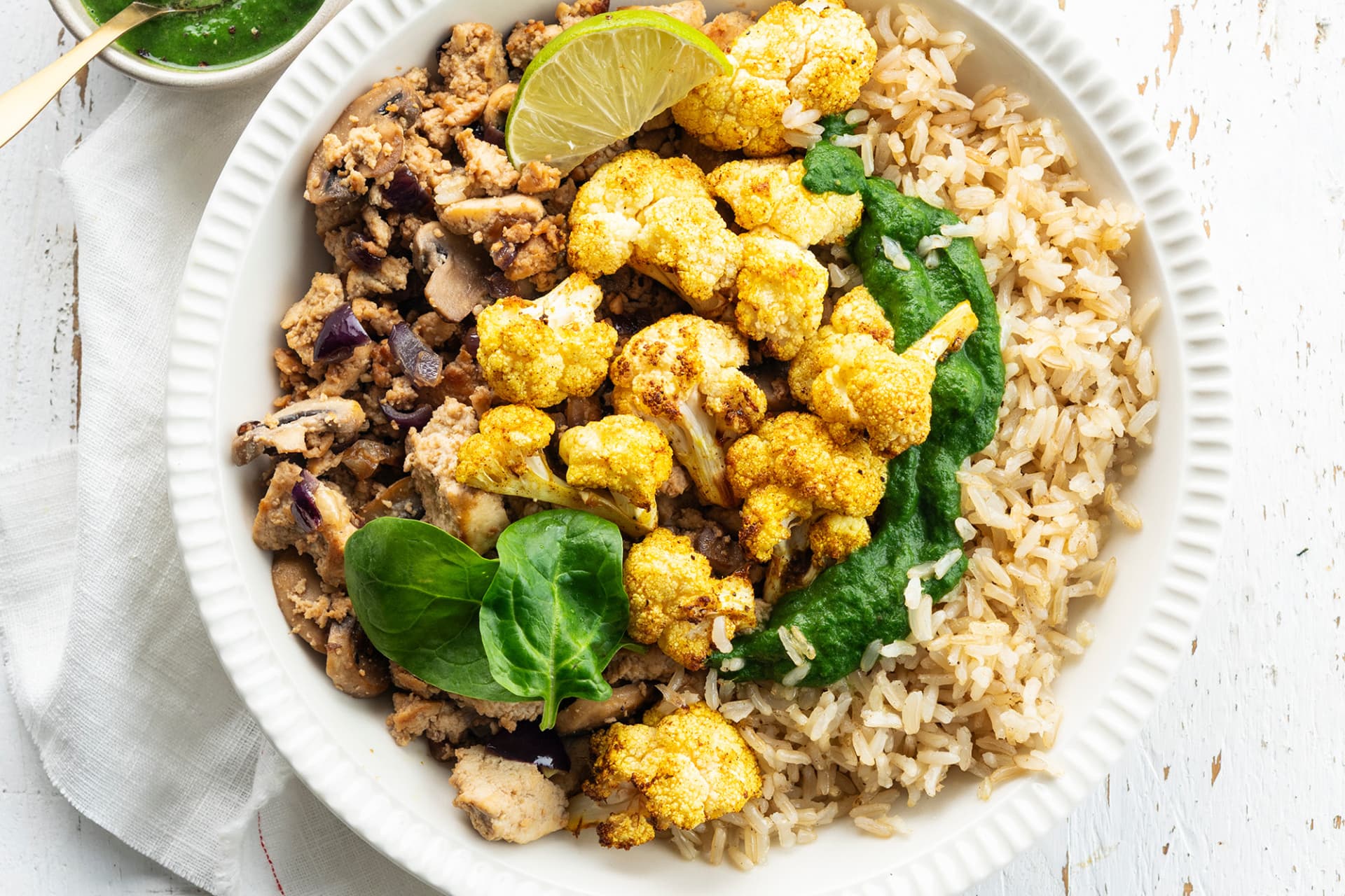 Crunchy rijst met miso-tofu en geroosterde bloemkool