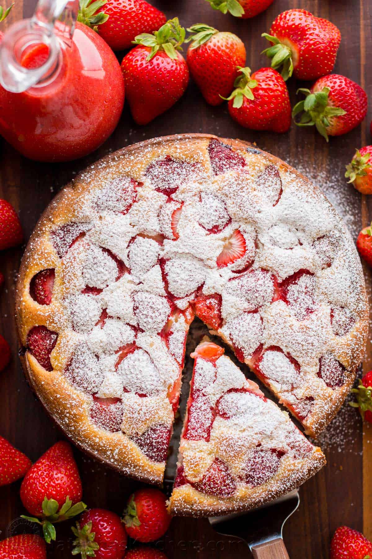 Easy Strawberry Cake with Strawberry Sauce