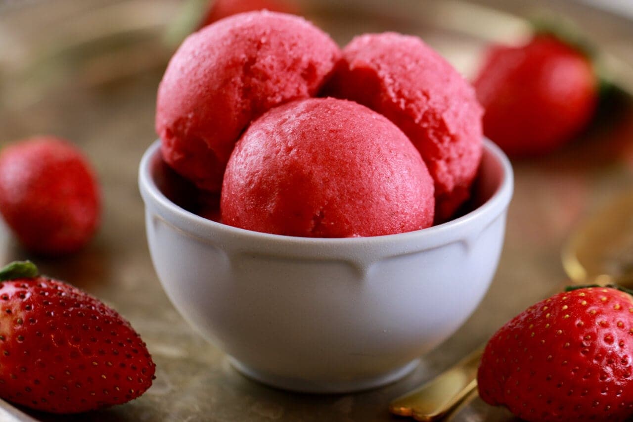 Strawberry Frozen Yogurt (No Machine)
