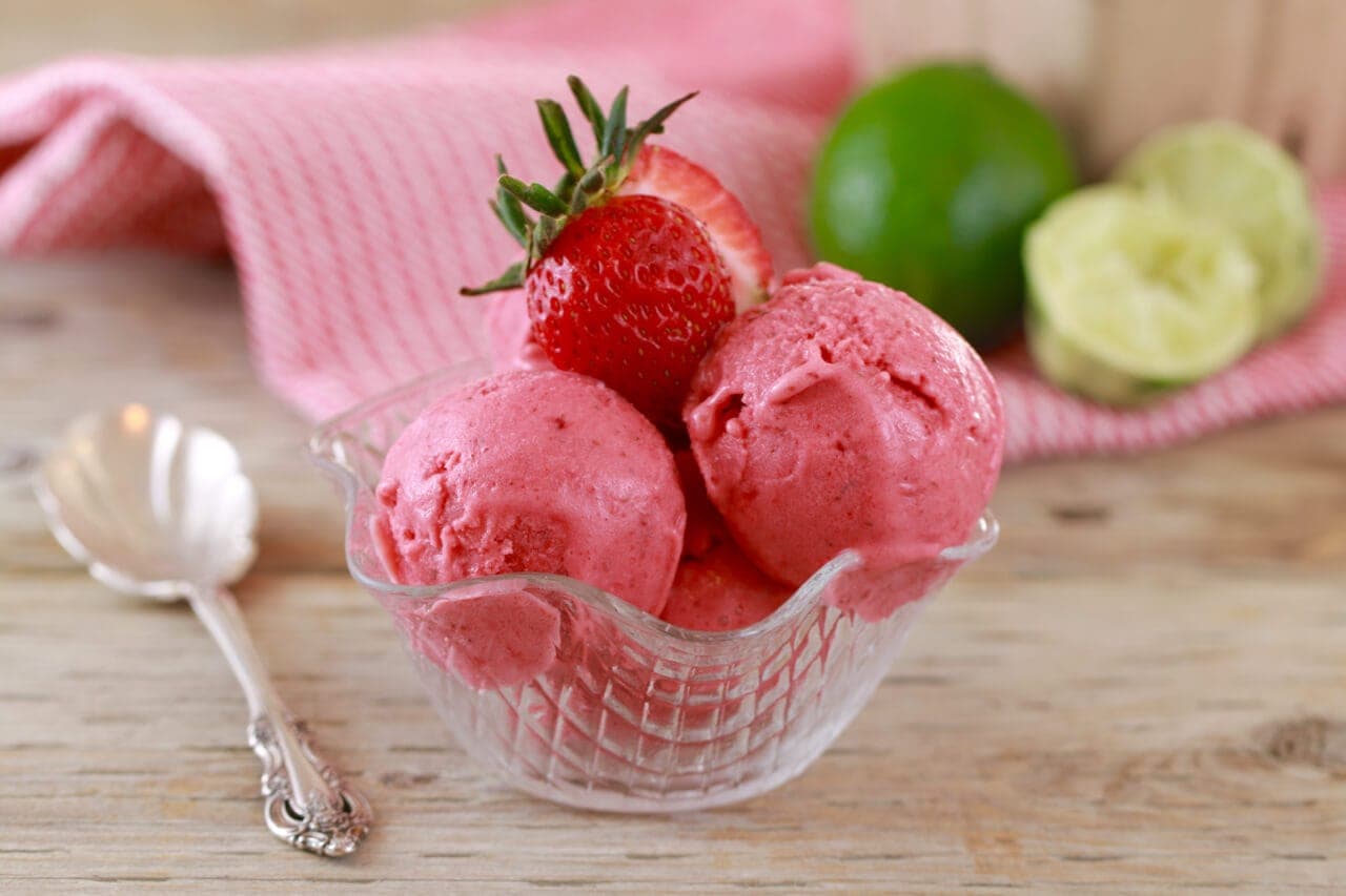 Homemade Strawberry & Lime Sorbet in 5 minutes (No Machine)