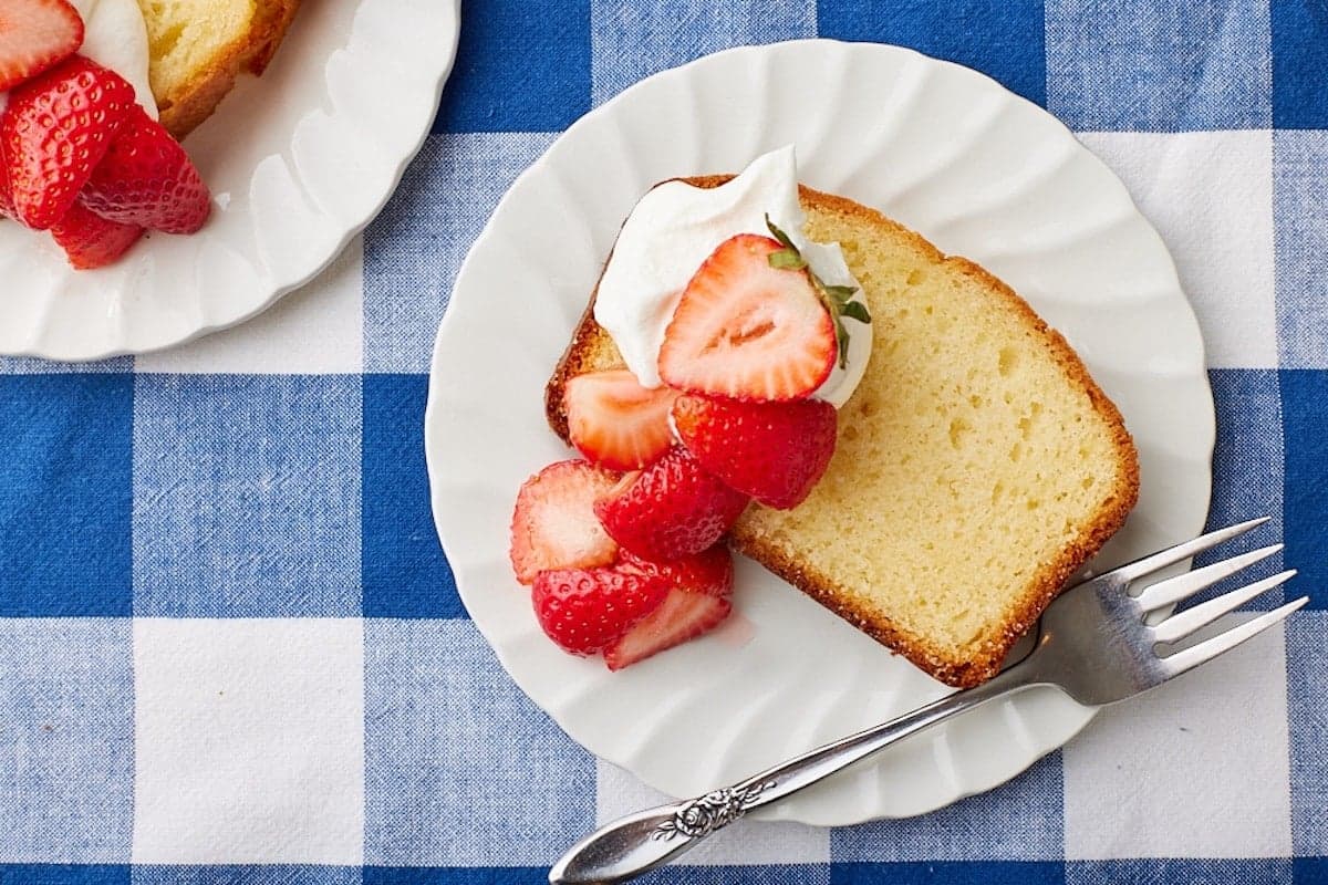 French Yogurt Cake (Gâteau au Yaourt)