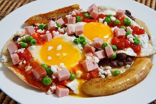 Huevos Motulenos